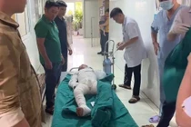 Dùng xăng đốt kiến, hai cháu nhỏ bị bỏng nặng