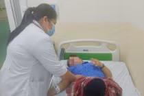 Hàng chục công nhân, học sinh nhập viện sau ăn trưa tại TP HCM