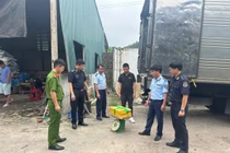 Phát hiện hơn 25 tấn thực phẩm bốc mùi tại Móng Cái