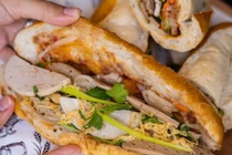 Gần 100 người ngộ độc thực phẩm tại Lâm Đồng, chủ xe bánh mì bị phạt 92 triệu