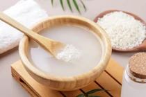 Nước vo gạo giúp giảm rụng tóc, dưỡng tóc chắc khỏe