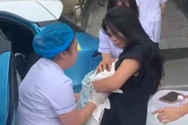 Chồng đỡ đẻ cho vợ trong taxi trên phố Hà Nội
