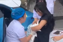 Chồng đỡ đẻ cho vợ trong taxi trên phố Hà Nội