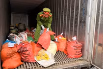 Nhiều vụ hàng giả, hàng 'bẩn' trước Tết, cảnh báo về an toàn thực phẩm