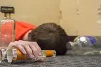 Uống rượu không ăn gì, người đàn ông 53 tuổi ngộ độc rượu nguy kịch