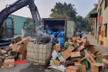 Hưng Yên tiêu hủy hơn 2.200 chai rượu nhập lậu