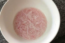 Vụ bún đổi màu đỏ, Đà Nẵng tạm đình chỉ cơ sở sản xuất bún