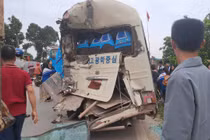 Va chạm mạnh giữa xe tải và xe đón học sinh ở Thái Nguyên, nhiều em nhập viện