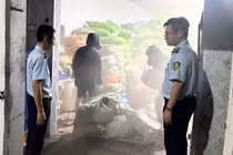 Thu giữ 12 tấn chân gà bốc mùi tại kho lạnh ở Quảng Ninh