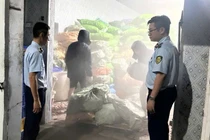 Thu giữ 12 tấn chân gà bốc mùi tại kho lạnh ở Quảng Ninh