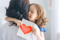 Làm thế nào để giúp trẻ biết quan tâm người khác?