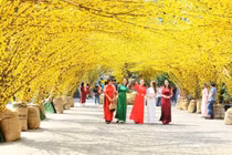 Làm thế nào để trang điểm bền màu trong mùa lễ hội xuân?