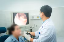 Suýt tắc đường thở vì ngậm vitamin C sủi chữa hóc xương cá