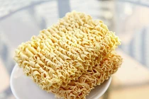 Bé trai 13 tuổi ở Ai Cập tử vong sau khi ăn 3 gói mì ăn liền