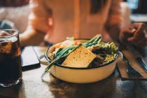 Nguy cơ sức khỏe từ thói quen ăn khuya, cách kiểm soát cảm giác đói