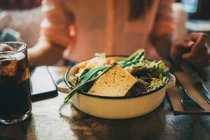 Nguy cơ sức khỏe từ thói quen ăn khuya, cách kiểm soát cảm giác đói