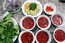 Người đàn ông 32 tuổi nguy kịch sau khi ăn tiết canh lợn