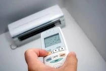 Bé trai sốc nhiệt khi đi ngoài nắng vào phòng điều hòa