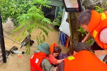 Thiệt hại nặng nề do mưa lũ miền Trung, nhiều địa phương ngập sâu