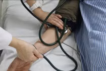 Thói quen đi ngủ đều đặn hỗ trợ kiểm soát huyết áp tự nhiên