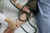 Thói quen đi ngủ đều đặn hỗ trợ kiểm soát huyết áp tự nhiên