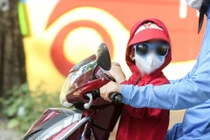 Bé 2 tuổi rách mí mắt vì vô tình vặn ga xe máy