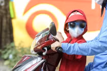 Bé 2 tuổi rách mí mắt vì vô tình vặn ga xe máy