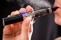 Nam thanh niên bị ngộ độc thuốc lá điện tử gây tổn thương thận nặng 