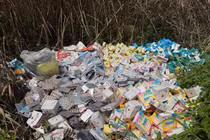 Thực phẩm chức năng nghi giả bị vứt ven đường ở TP HCM