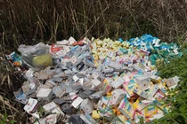 Thực phẩm chức năng nghi giả bị vứt ven đường ở TP HCM