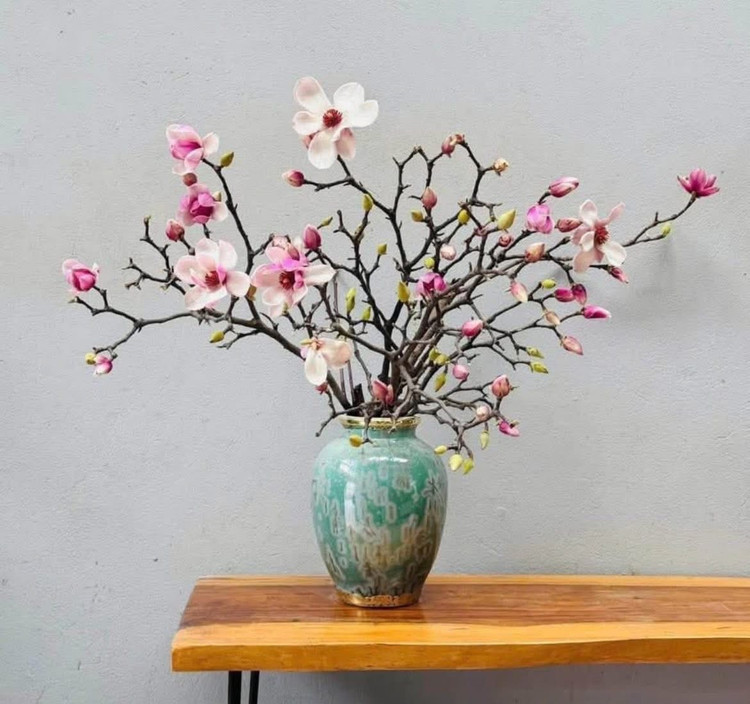 Từ kinh nghiệm chơi mộc lan của mình, chị Huyền cho biết, những cành được dưỡng từ khi nụ nhỏ sẽ bền hơn; những cành nụ đã to, khi nở rộ chỉ giữ được 2-3 ngày là rụng. Ảnh: Facebook