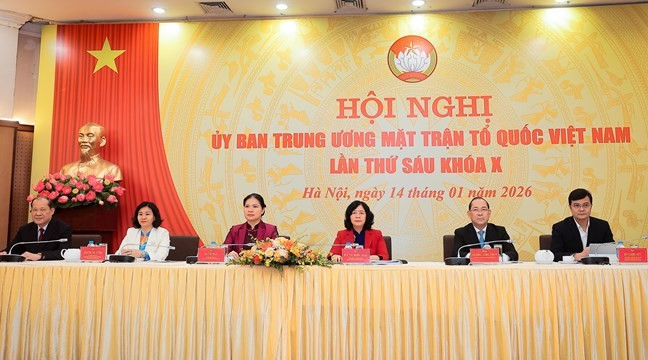 Bà Bùi Thị Minh Hoài, Ủy viên Bộ Chính trị, Bí thư Trung ương Đảng, Bí thư Đảng ủy Mặt trận Tổ quốc, các đoàn thể Trung ương, Chủ tịch Ủy ban Trung ương Mặt trận Tổ quốc Việt Nam cùng các đồng chí trong Ban Thường trực chủ trị Hội nghị Ủy ban Trung ương MTTQ Việt Nam lần thứ sáu, khóa X