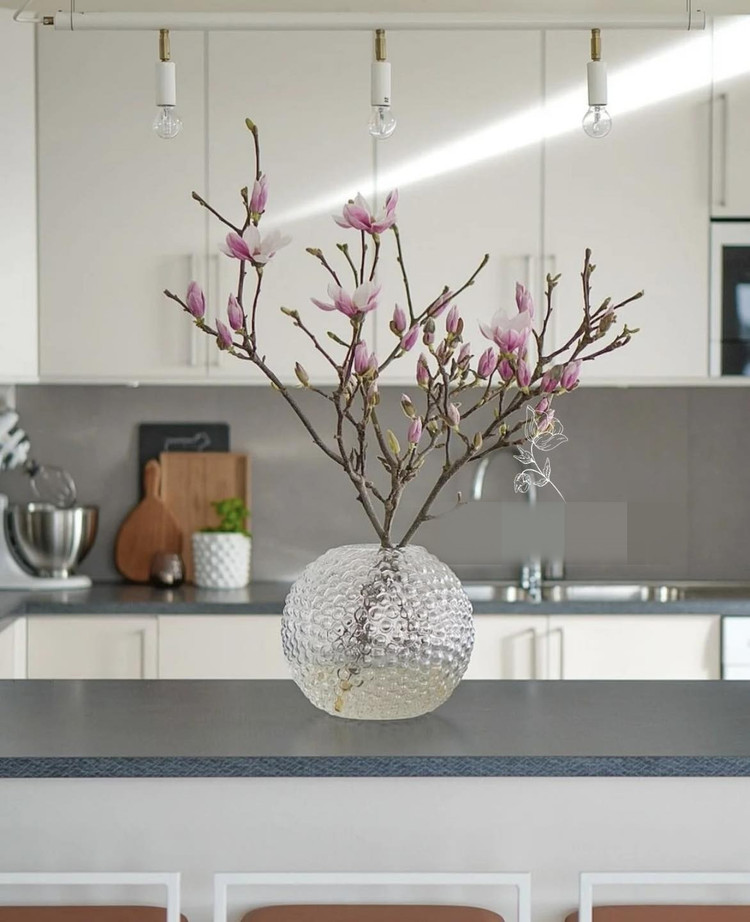 Theo chị Huyền, hoa mộc lan đặt góc nào cũng đẹp, đặc biệt rất hợp với không gian bếp. Ảnh: FB An Corner Shop