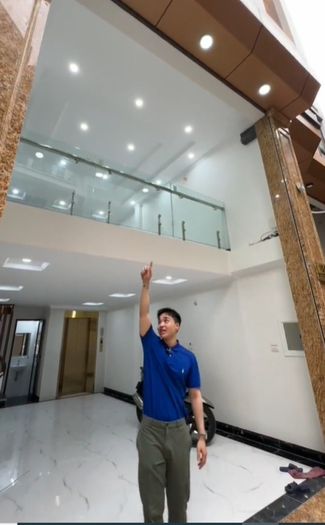 Ngôi nhà được trang bị thang máy riêng. Tầng 3, 4 và 5 được bố trí làm không gian nghỉ ngơi, mỗi tầng có một phòng ngủ cùng một nhà vệ sinh riêng. Ảnh chụp màn hình