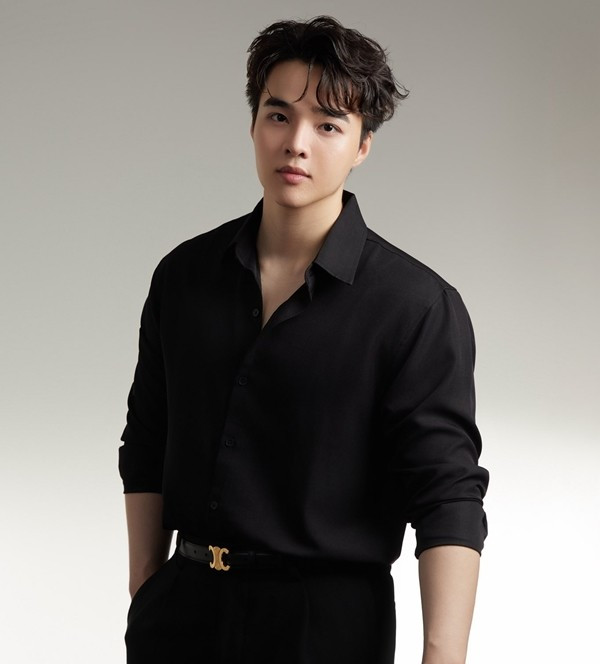 Tun Phạm thường xuyên livestream bán hàng với đa dạng sản phẩm như mỹ phẩm, đồ gia dụng... Do vậy, Tun Phạm sở hữu khối tài sản ấn tượng với thu nhập đến từ nhiều công việc như sáng tạo nội dung trên TikTok, quảng cáo, hợp tác thương hiệu, kinh doanh riêng và phát triển nội dung trên YouTube. Ảnh: Facebook