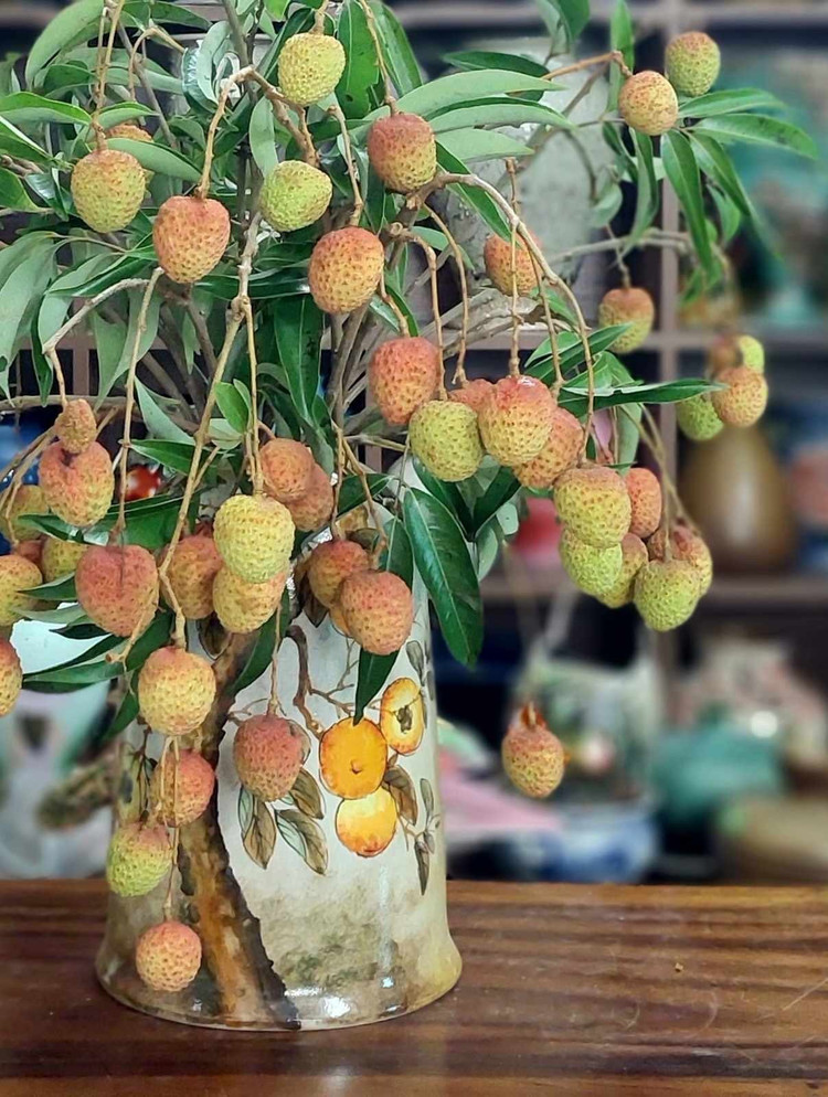 Đang là trend nên cành vải được nhiều chị em ưa chuộng. Chị Huyền thường gom đơn trước 2-3 ngày rồi mới trả hàng cho khách, đảm bảo cành quả tươi, ngon nhất. Ảnh: FB Ngọc Việt