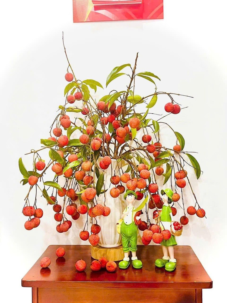 Những cành vải trĩu quả, từ xanh cho đến chín đỏ được rao bán theo cành hoặc bó. Ảnh: FB Ngọc Huyền