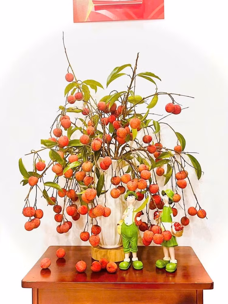 Những cành vải trĩu quả, từ xanh cho đến chín đỏ được rao bán theo cành hoặc bó. Ảnh: FB Ngọc Huyền