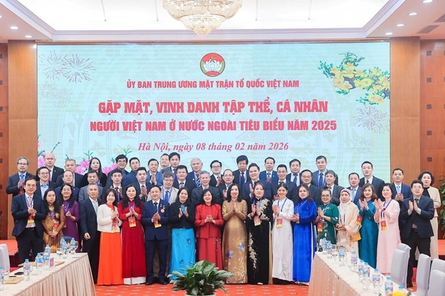 Bà Bùi Thị Minh Hoài, Ủy viên Bộ Chính trị, Bí thư Trung ương Đảng, Bí thư Đảng ủy Mặt trận Tổ quốc, các đoàn thể Trung ương, Chủ tịch Ủy ban Trung ương Mặt trận Tổ quốc Việt Nam chụp ảnh lưu niệm cùng kiều bào tại cuộc gặp mặt, vinh danh tập thể, cá nhân người Việt Nam ở nước ngoài tiêu biểu năm 2025