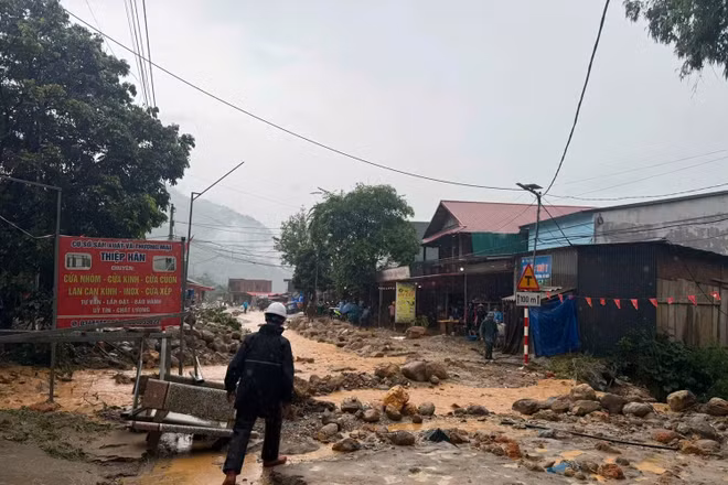 Lào Cai: Mưa lớn gây lũ quét, đất đá tràn xuống khu dân cư 