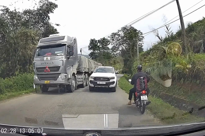 CSGT Phú Thọ xử phạt tài xế bán tải đi sai làn 