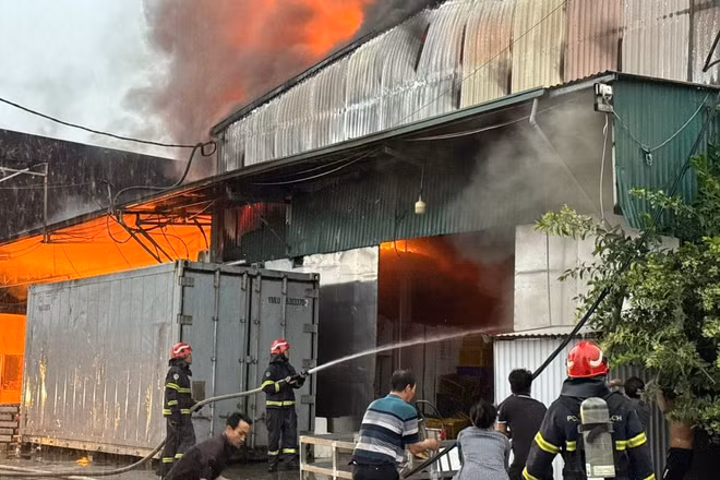Kho bánh kẹo Hà Nội bốc cháy dữ dội, lực lượng địa phương ứng phó kịp thời