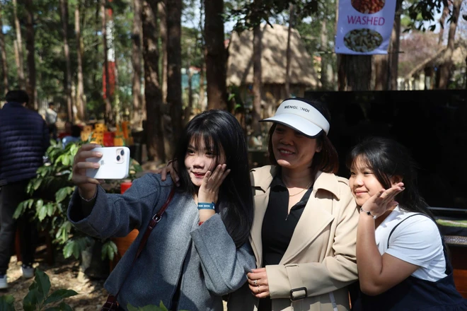 Đông đảo khách du lịch đổ về Măng Đen dịp Tết Dương lịch 2026