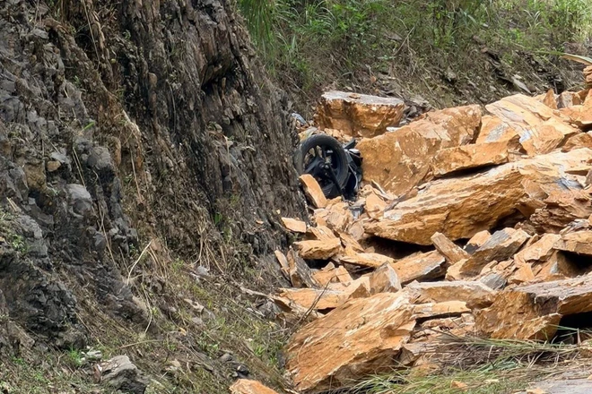 Sạt lở lớn tại đèo Thung Khe, nhiều người nghi bị vùi lấp