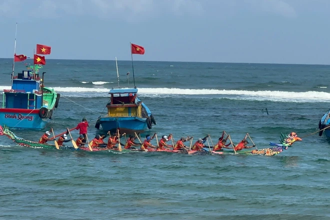 Rộn ràng đua thuyền khai xuân ở làng biển Phước Thiện