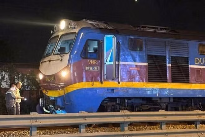 Tàu hỏa va chạm xe máy 2 người tử vong 