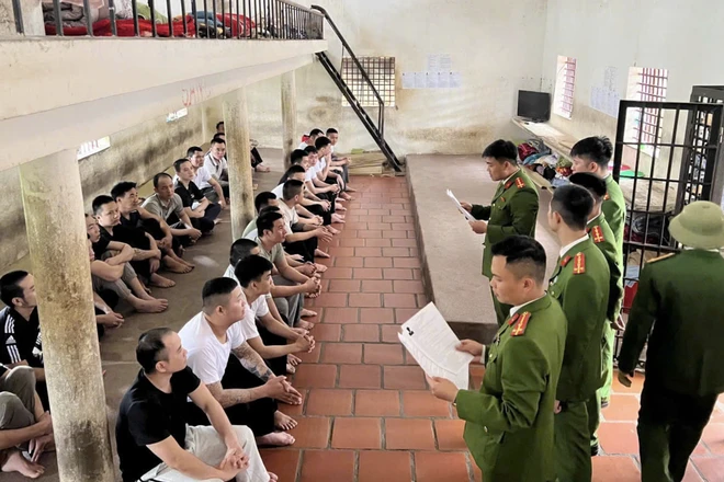 Lá phiếu sau song sắt... quyền bầu cử đặc biệt 