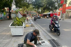 Rào chắn vỉa hè trả lại không gian cho người đi bộ ở phường Kim Liên, Hà Nội