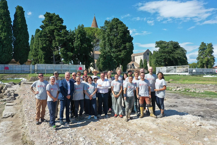 وفقًا لبحث أجراه خبراء، يضم سوق أكويليا ستة مبانٍ كبيرة، كانت تُخزن وتُباع فيها مواد غذائية كالحبوب واللحوم والخضراوات والفواكه. عثر علماء الآثار في أنقاض البوابة الغربية للسوق على كمية كبيرة من الحبوب المحروقة. الصورة: مؤسسة أكويليا/فيسبوك. cooo-5.jpg