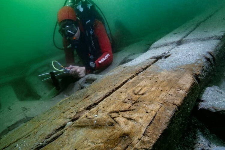 Sebuah kapal karam telah ditemui tenggelam di luar pantai Alexandria, Mesir. Ia adalah sebuah kapal berusia kira-kira 2,000 tahun. Foto: Christoph Gerigk & Franck Goddio/Yayasan Hilti. tauuu-1.jpg